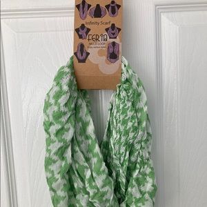 Green & White Houndstooth Print Infinity Scarf NWT!